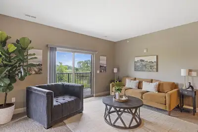 Image de Brilliant Ground Floor End Unit Wooded Privacy & Convenience