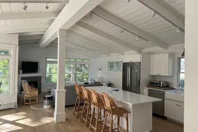 Image de Welcome to the beach! Enjoy yourselves in this renovated year round home.