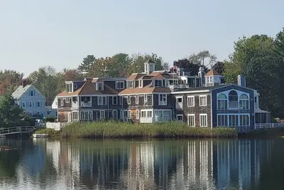 Image de Cozy condo with harbor views. Walk to Dock Square and Beach.