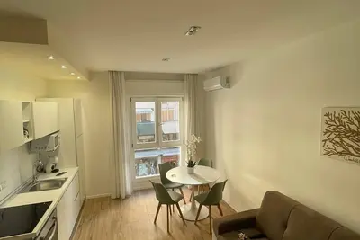 Image de Bilocale luminoso e accogliente nella zona più In di Palermo\nWood & White