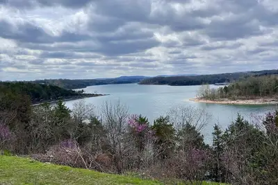 Image de Cozy Lake Cottage with private view of Table Rock Lake and Arkansas Mountains.