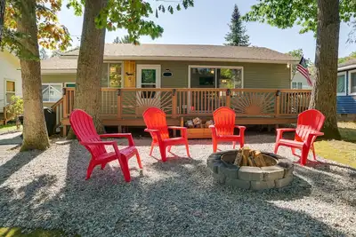 Image de Higgins Lake Cottage w/ Private Fire Pit & Grill!