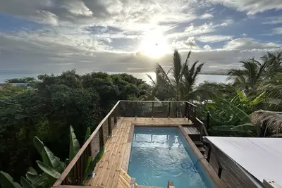 Image de ecolodge  insolite vue de mer dans un car scolaire
