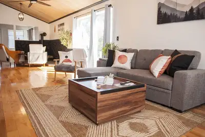 Image de Creekfront near Windham: Hot Tub, Fire Pit, Games