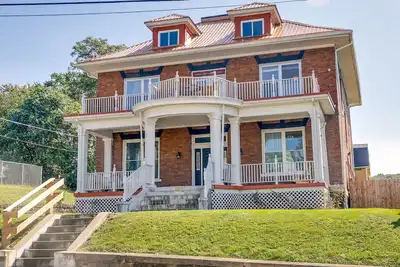Image de Inviting Connellsville Getaway w/ Deck!