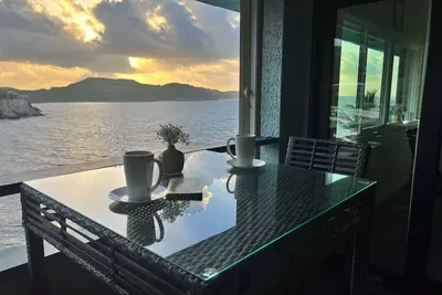 Image de Newly Renovated Oceanfront Condo! ! !