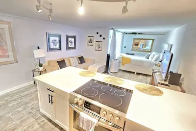 Image de Condo Steps to Beach with A/C