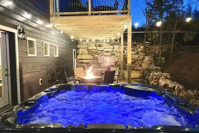 Image de Yep💦Hottub 🔥Firepit🎱Pooltable🎯Intown🎸Shows🎡Fun❤️Luv