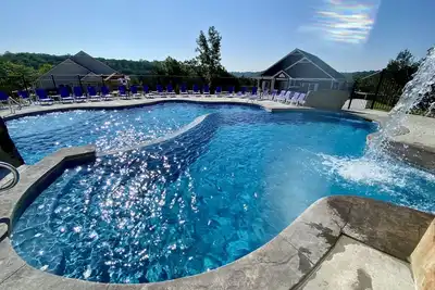 Image de In📍Town  🏊‍♀️Pool/WaterFall💦Hottub ⛳GolfPutt⚡Ev🔥Firepit🎱Pooltable🎡Fun❤️Luv