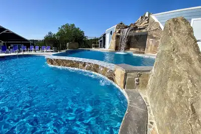 Image de New📍nearSIGHTnSOUND 🏊‍♀️Pool/WaterFall💦Hottub ⚡Ev 🔥Firepit 🎱Pooltable 🎡Fun