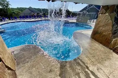 Image de 🏊🏼‍♀️InfinityPOOL/WaterFall KidPlay ⚡Ev 💦Hottub ⛳GolfPutt 🎱Pooltable📍InTown