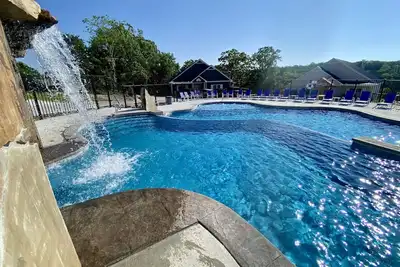 Image de New📍INTown 🏊🏼‍♀️Waterfall/Cave/Pool 💦Hottub 🔥FirePIT ⚡Ev 🎱Pooltable 🎡Fun