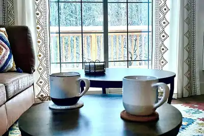 Image de Jewel Brook Cottage- 4br house on a tranquil flowing brook!