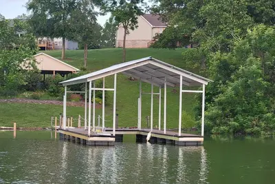 Image de 20% Off Book by 6/30 Lake Dock Pavillion Hot Tub