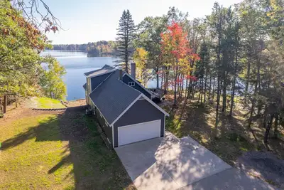 Image de Jj's Lakeside Hideaway: A Winter Retreat for Snowmobile Adventures