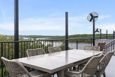 Image de Chill in Style: Luxe Lodge w/ Hot Tub & Rooftop Lounge!