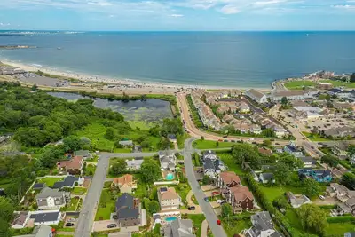 Image de \"Bricrist\"-Private heated pool, walk to beach, central a/c, ocean views in Narragansett Pier!