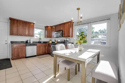 Image de King Bed, Fresh & Clean. 3 Bed 1. 5 Bath, Extended Stay.