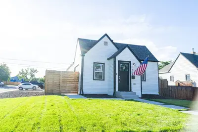 Image de Beautiful Home + Garage! Perfectly located!