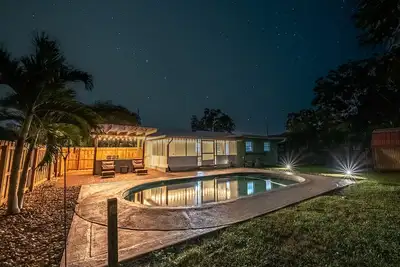 Image de Coastal pet friendly pool home \n10 Minutes away from the beach!