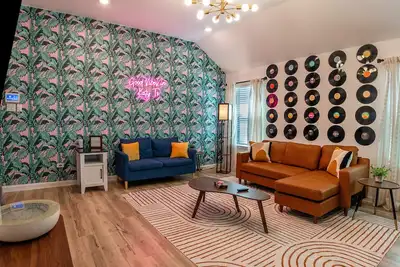 Image de Retro Meets Farmhouse: Craftsman Home with amazing Spa like pool & nearby parks