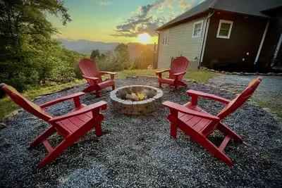 Image de Butterfly Mountain Cabin for 8 w/amazing view+wifi, 3 bdrm, 3. 5 bath, & firepit