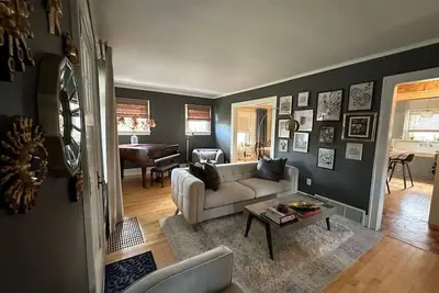 Image de Spacious /Near waterfalls/Lakes/Trails/Town/Pets Ok/SpringTime Getaway Value