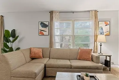 Image de 15 Minutes from Downtown! Welcome to Woodbridge