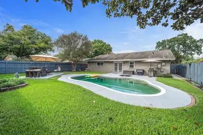 Image de Pool Stay Near Dt, Heights | WiFi Games | Yard Bbq