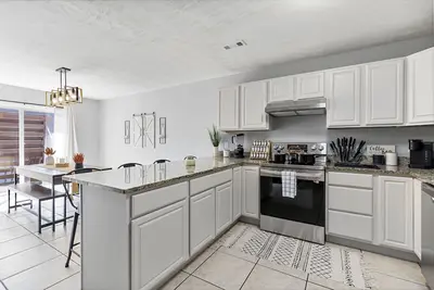 Image de 3 Br/3 Full bath townhouse