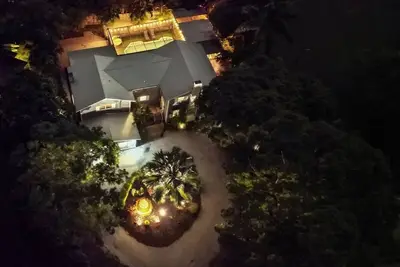 Image de Massive 5 Bedroom - All Suites, w 5 Baths Hot Tub