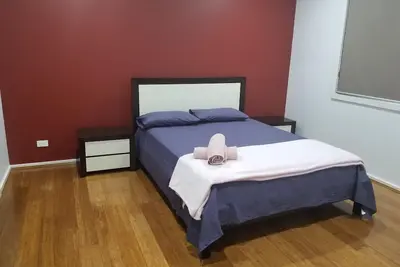 Image de A 5-bedroom spacious family friend house is near to all amenities.