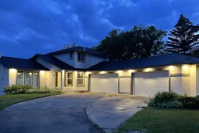 Image de Amazing 5 Bedroom House on the Lake 20 minutes from downtown Calgary.