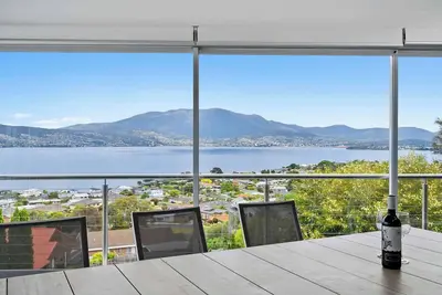 Image de \"House on the Hillside\" with City Views Sleeps 12.