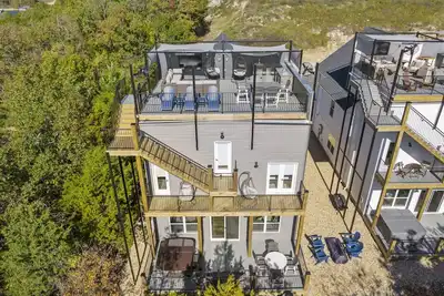 Image de Lakeside Luxury: Free Tickets, 6 Bdrm with Private Hot Tub & Rooftop Deck with Lake Views!