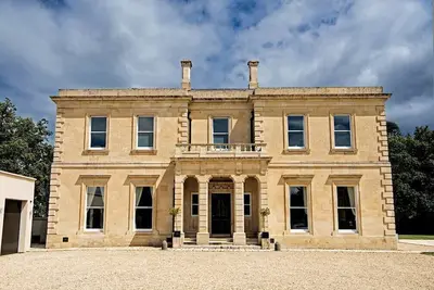 Image de A beautifully restored hall (Ph)