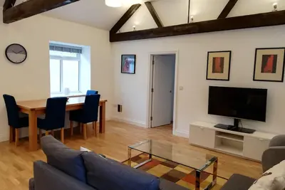 Image de Crown House a new development with unique features (5kin)