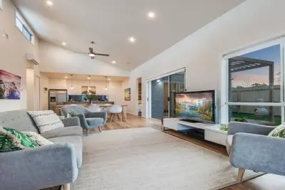 Close to the Coast & Gmhba stadium Belmont
