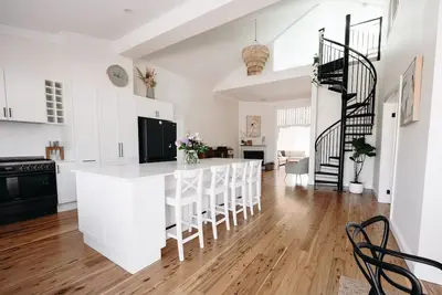 Image de Centrally Located Spacious & Luxurious Cottage