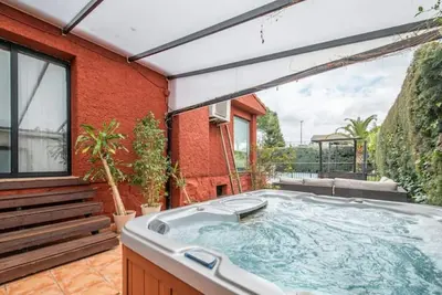 Image de Casa Familiar con Piscina, Jacuzzi y Bbq! Ideal Grupos!