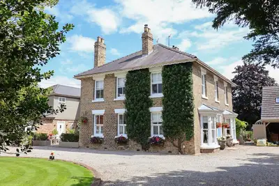 Harford House, pet friendly, with hot tub in Holme-On-Spalding-Moor