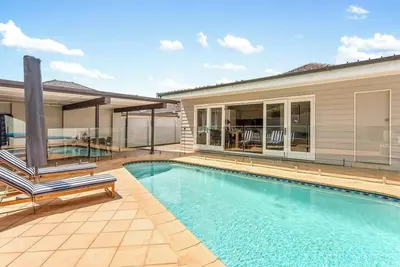 Image de Bay Run Bungalow A Modern Heritage Pool Haven