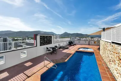 Image de Central Plaza Adjacent Apartments w Rooftop Pool