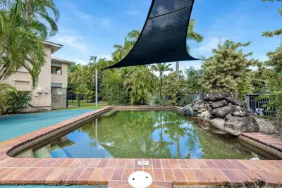 Image de Springfield Sunshine A Tropical Poolside Escape