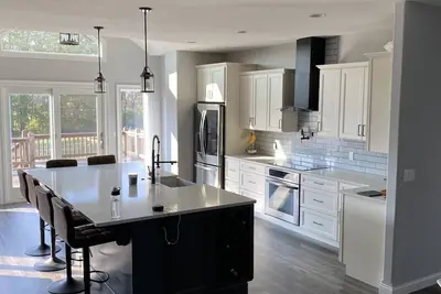 Image de Huge Getaway Home on 3 Acres - 10min to downtown