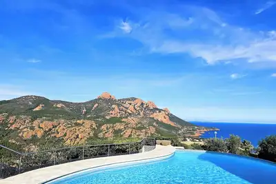 Image de Villa Lynda : piscine et vue imprenable sur la mer et les montagnes