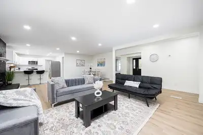 Image de Modern Elegance Spacious 4br with Hot Tub and screened porch & Pool Table