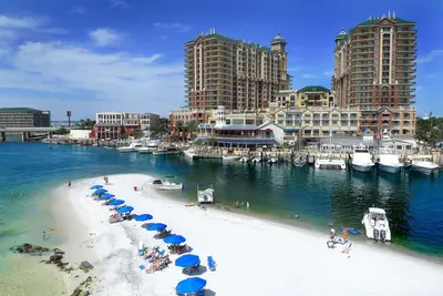 Image de Emerald Grande! ! ! ! \"Sleeps 8\" 3 Br 3 Bath -10 floors above Harbor Walk.