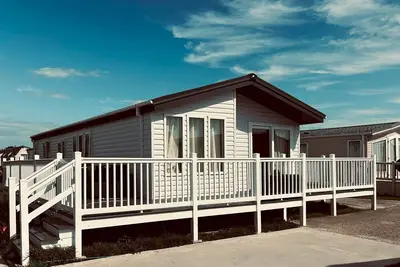 Pass the Keys | Luxury Lakeside Lodge