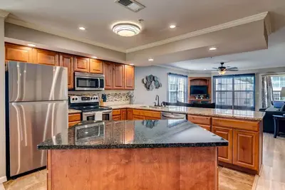 Image de Walk In luxury condo with pools and hot tub! Comfy beds!